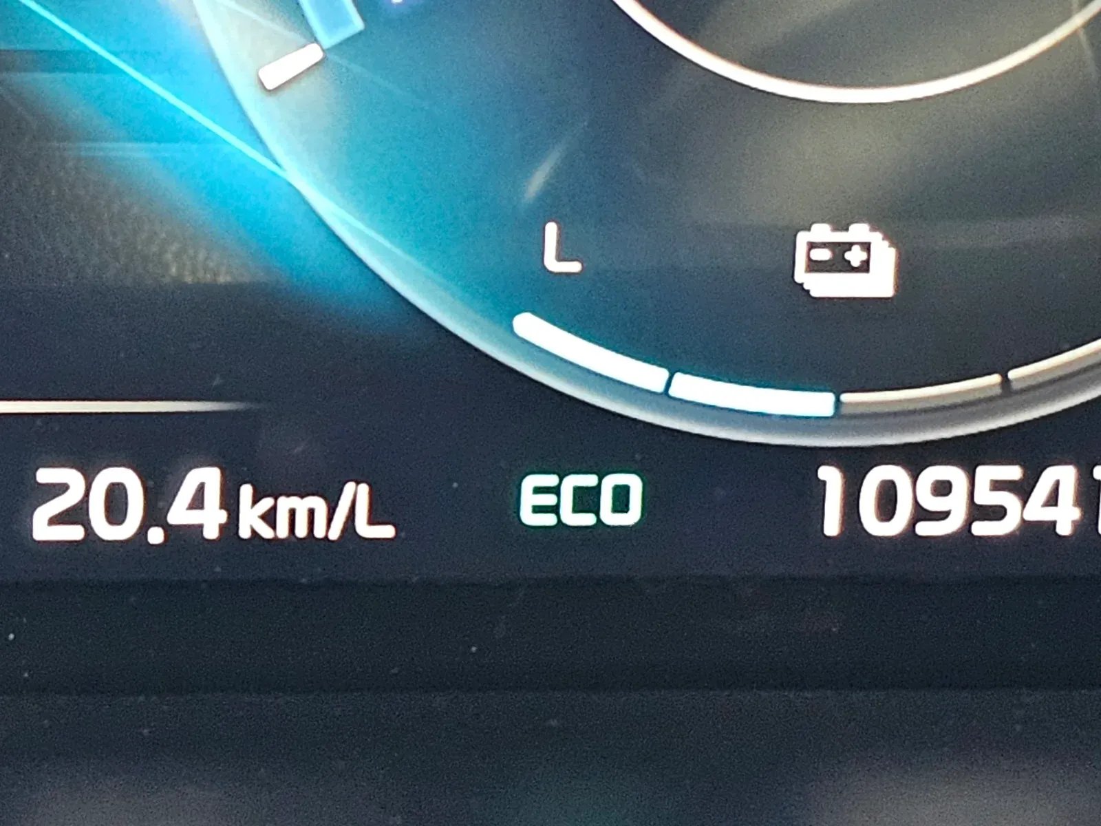 ECO 표시와 연비 20.4km/L, 누적 주행거리 10954로 시작하는 숫자가 함께 찍힌 계기판